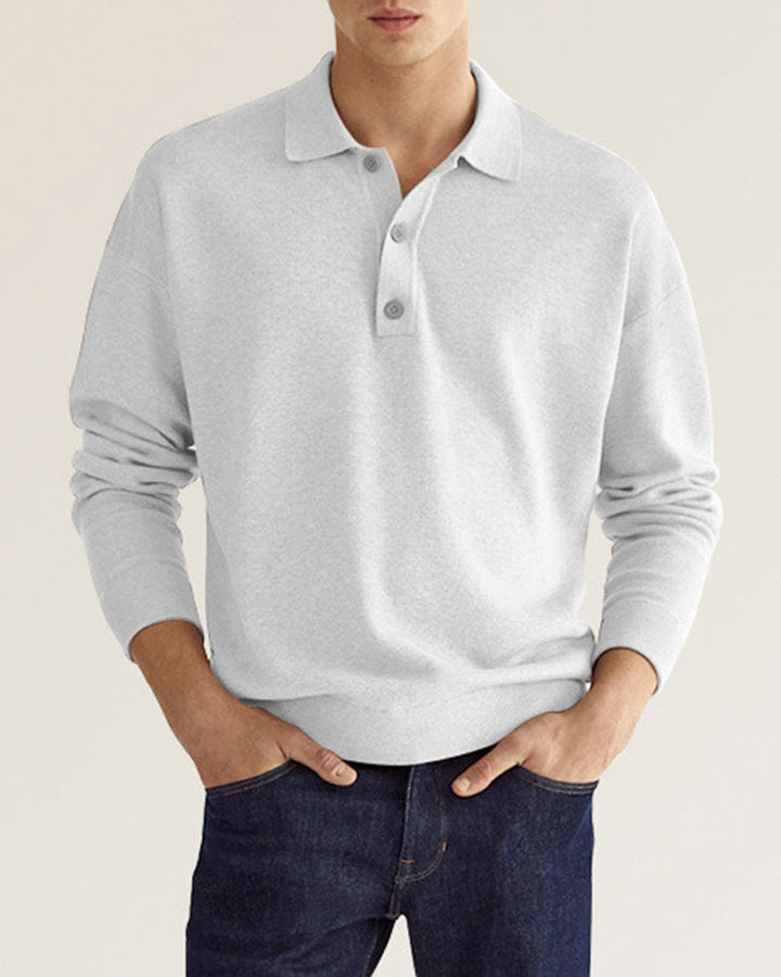 Man gepresenteerd in een comfortabele grijze herenpolo met lange mouwen