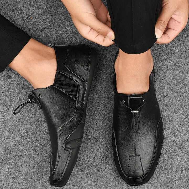 Moderne man draagt Jasper heren loafers; veelzijdige instappers voor lente & herfst, ideaal voor casual en formeel.