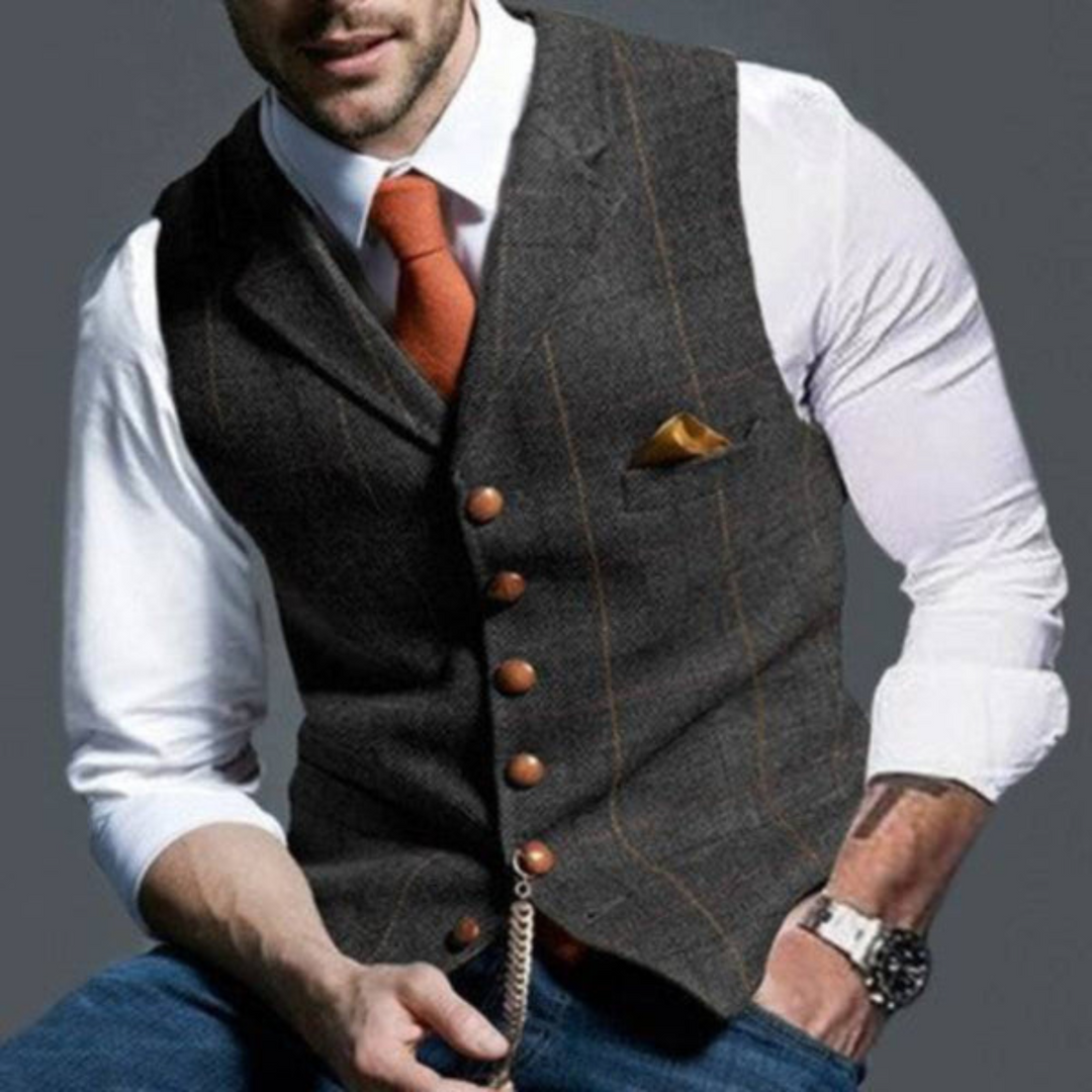 Detail van de knoopsluiting en het ruitdessin van het veelzijdige heren gilet.