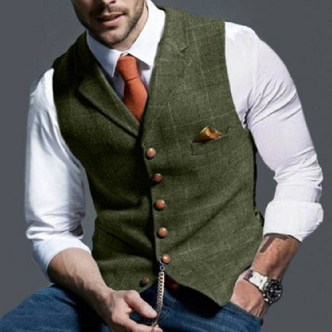 Man draagt een casual outfit met een lichtgroen heren gilet en jeans voor een ontspannen look.