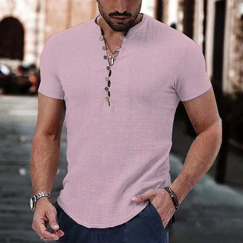Man draagt roze heren v-hals shirt met knopen