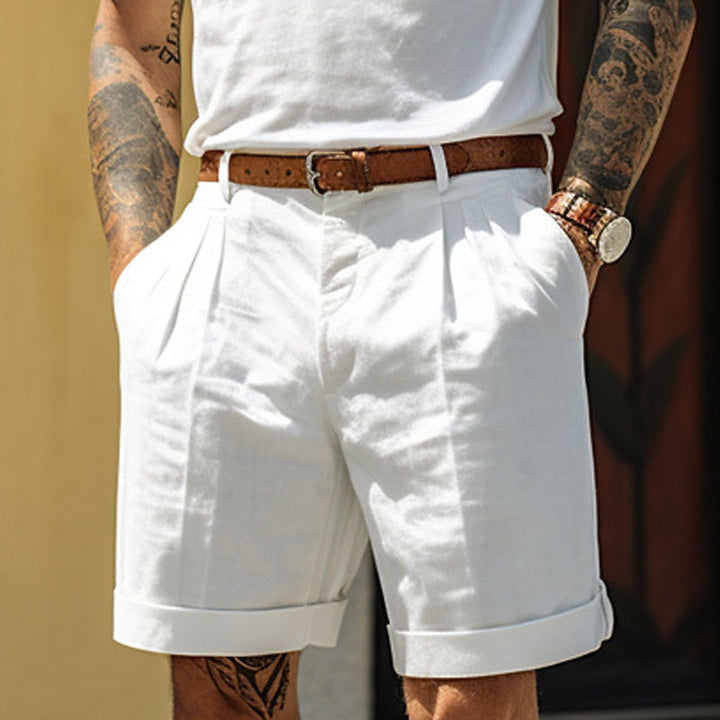 Witte heren geplooide shorts met omslag gecombineerd met een riem