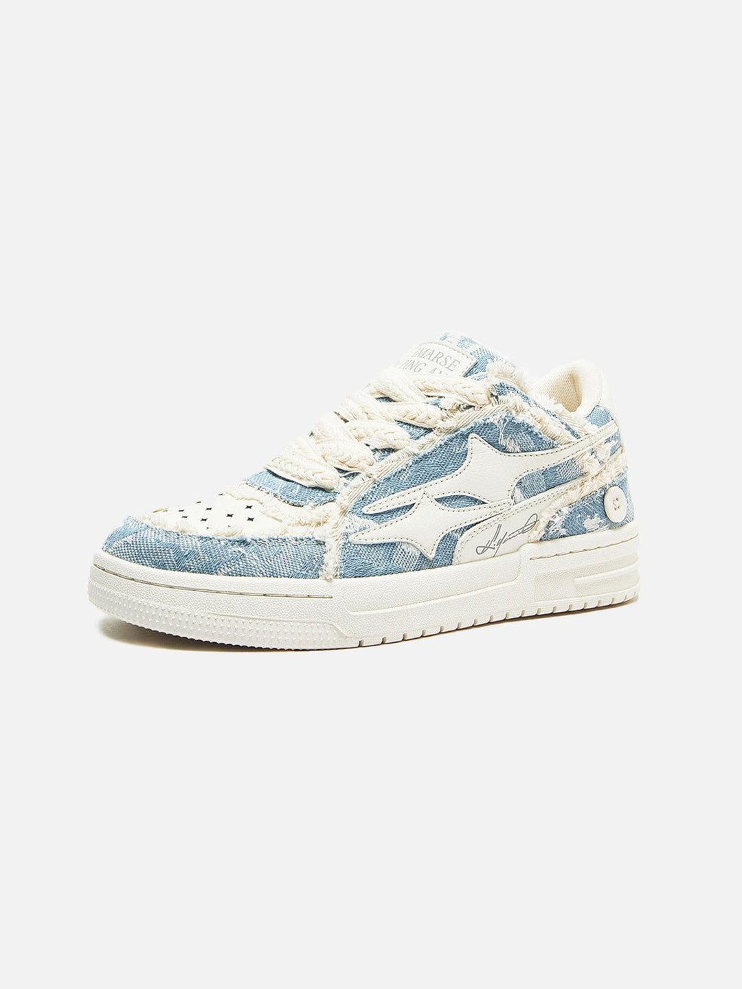 Witte robuuste heren sneakers met sterren op de zijkant. Stijlvolle veterschoenen voor een trendy herenmode outfit.