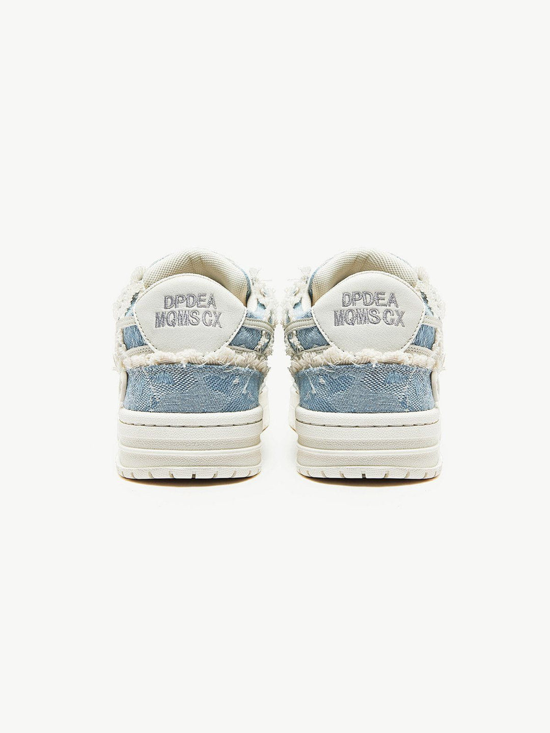 Streetwear heren sneakers, robuust en laag model. Blauwe of witte veterschoenen met opvallende sterren voor trendy look.