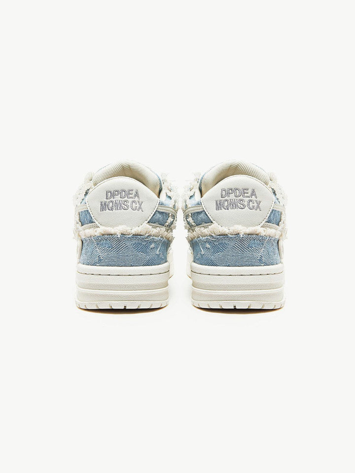 Streetwear heren sneakers, robuust en laag model. Blauwe of witte veterschoenen met opvallende sterren voor trendy look.
