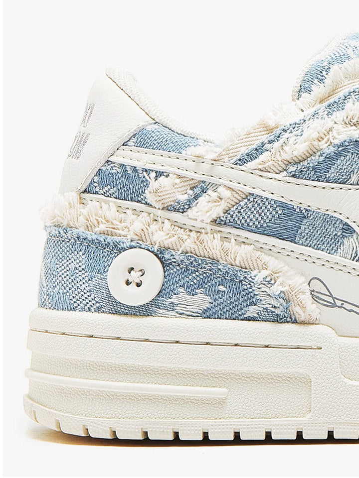 Heren sneakers, verkrijgbaar in blauw of wit, met robuuste zool en unieke sterrendetails. Trendy en comfortabel.