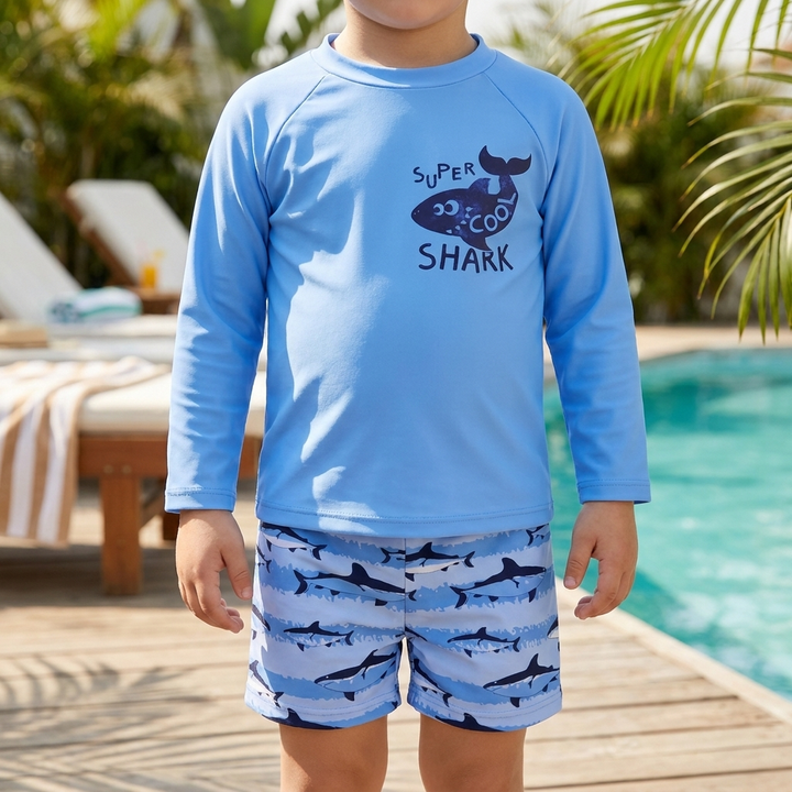 Jonge jongens zwemset: lange mouw UV-shirt en gestreepte zwemshorts, perfect voor strand en zwembad.