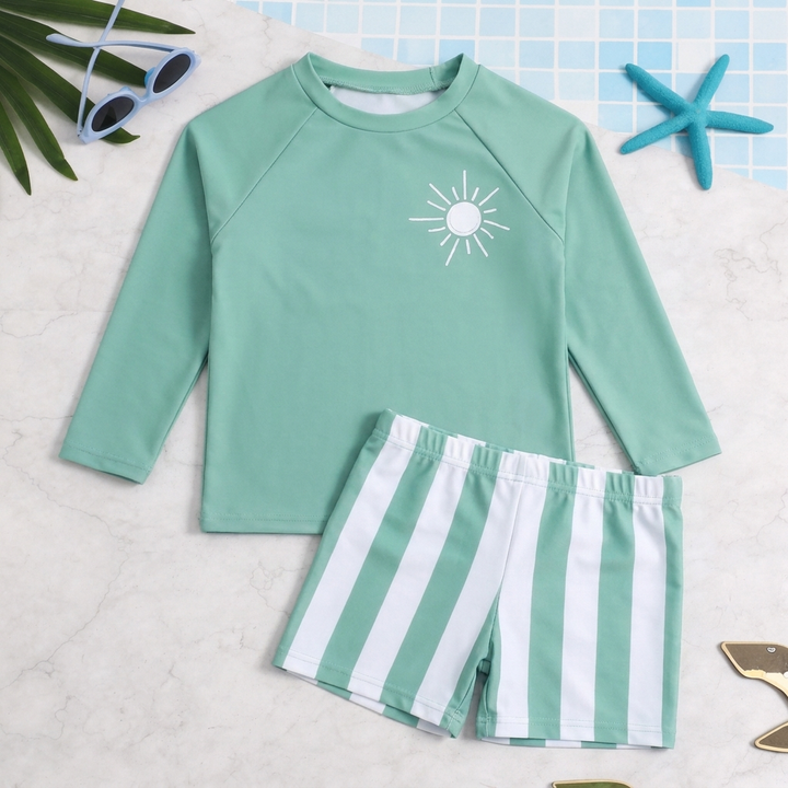 Comfortabele jongens zwemset: lange mouw shirt met UV-factor en gestreepte zwemshorts voor de zomer.