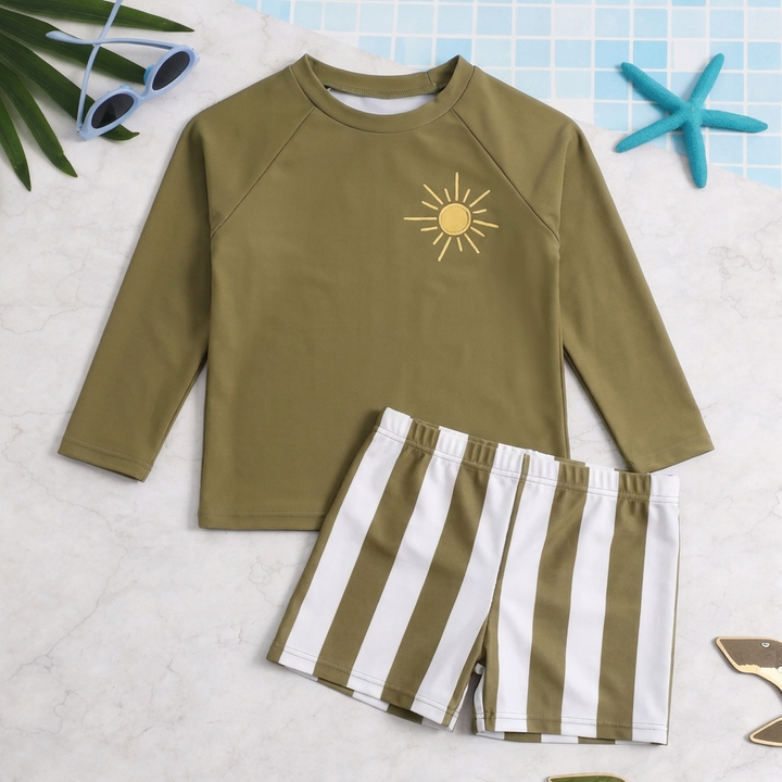Complete set zwemkleding voor jongens: lange mouw top en gestreepte zwemshorts, voor zwembad en strand.