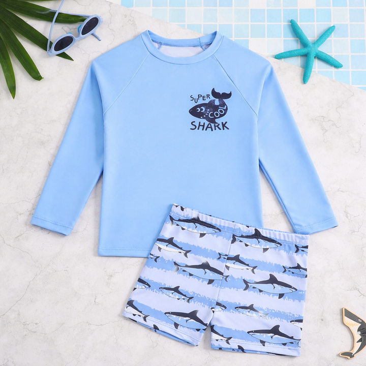Complete jongens zwemkleding set met lange mouwen voor UV-bescherming en gestreepte shorts.