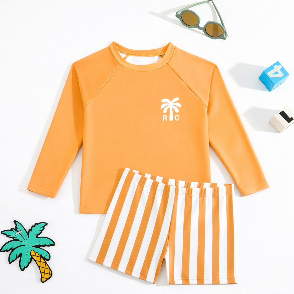 Zomerse zwemset voor jongens, met een beschermende lange mouw top en bijpassende gestreepte shorts.