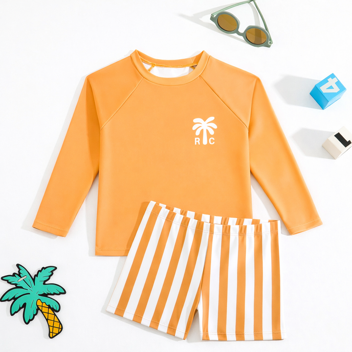 Zomerse zwemset voor jongens, met een beschermende lange mouw top en bijpassende gestreepte shorts.