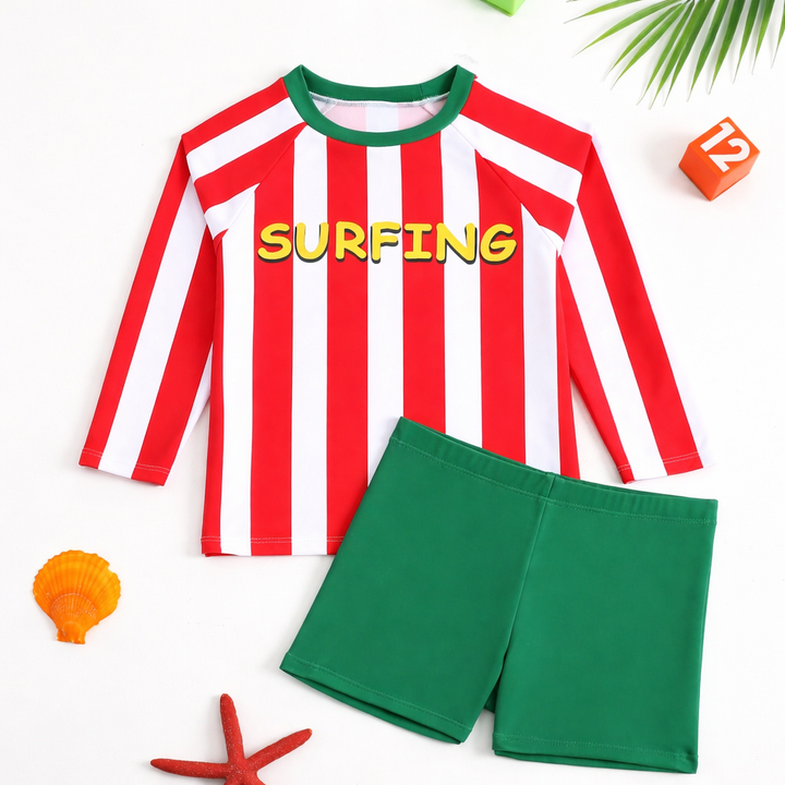 Ideale zwemset voor jonge jongens met UV-bescherming, bestaande uit top met lange mouwen en gestreepte shorts.