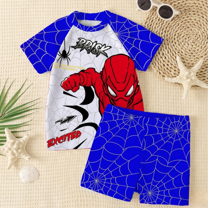 Levendige multicolor jongens zwemset, bestaande uit T-shirt en bijpassende shorts.