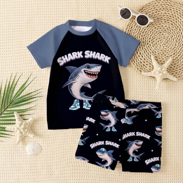 Relaxte pasvorm jongens zwemset. Comfortabel T-shirt en shorts voor ontspannen zomerdagen.