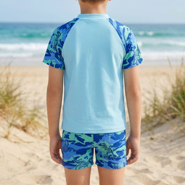 Comfortabele multicolor jongens zwemset van T-shirt en shorts voor warme zomerdagen.