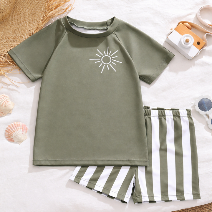 Comfortabele slim fit jongen zwemset: rekbaar t-shirt en zwemshort, perfect voor actief waterplezier in zwembad of op strand.