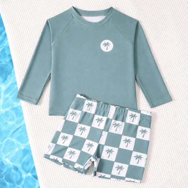 Modieuze kinderzwemset met rashguard en zwemshort, ideaal voor kids fashion en strand.