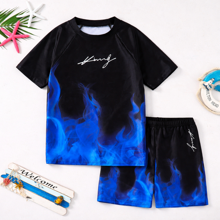 Stijlvolle jongens zwemset voor waterplezier. Meerkleurig sneldrogend shirt en blauwe zwemshorts, maten voor jongens.