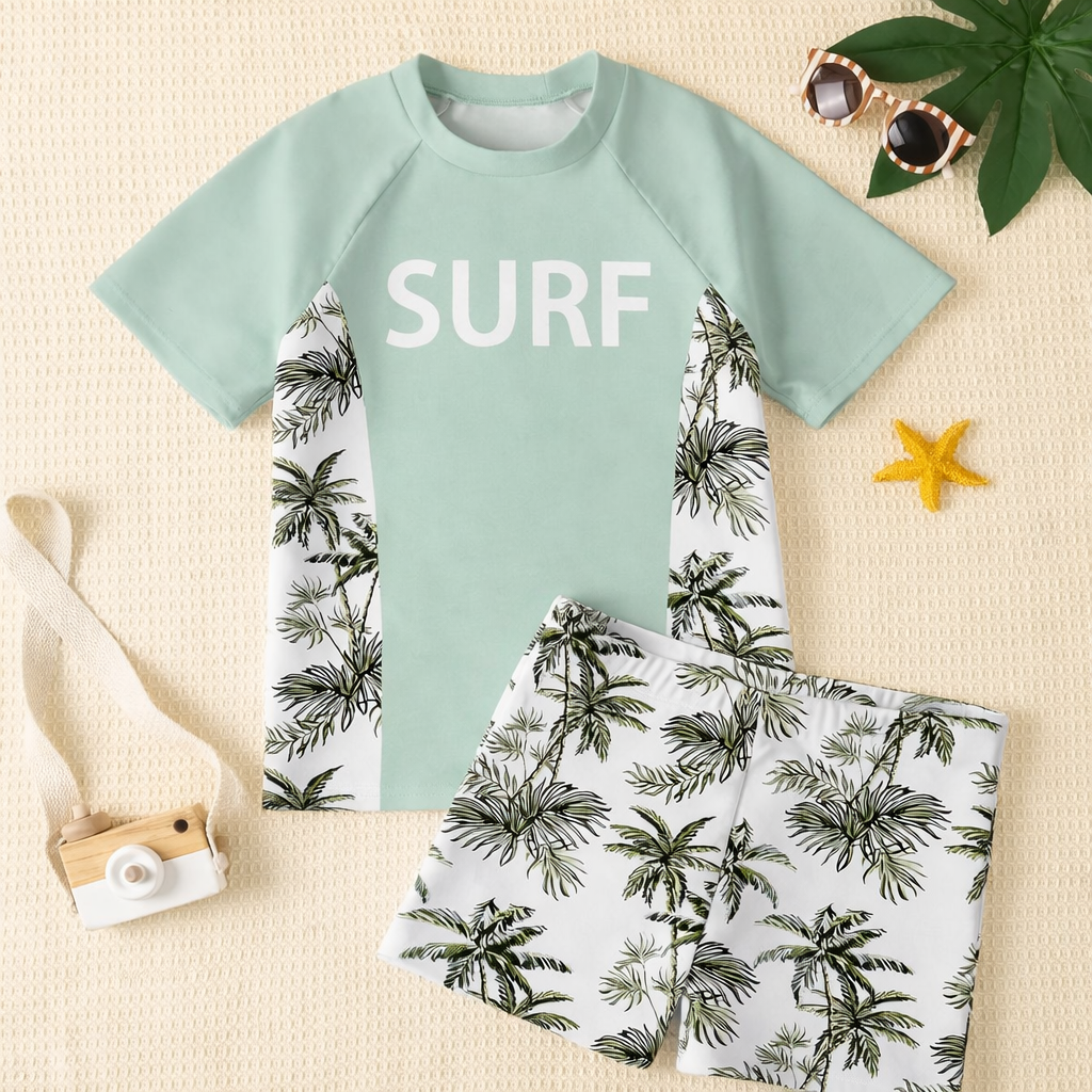 Meerkleurige jongens zwemset, inclusief casual zwemshirt en blauwe zwemshorts. Comfortabel en stijlvol voor de zomer.