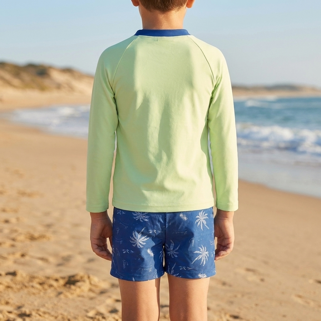 Zomerse jongens zwemkleding set met tropische rash guard en zwemshort, perfect voor strandplezier en UV-bescherming.