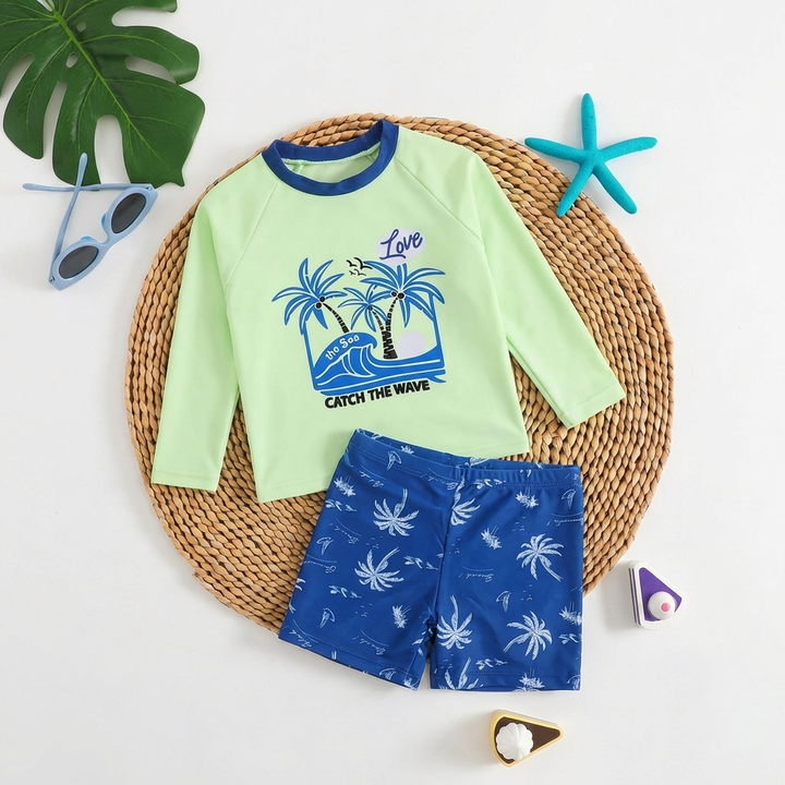 Multicolor jongens zwemset, bestaande uit een rash guard en een zwemshort, ideaal voor strand en zomerse dagen.