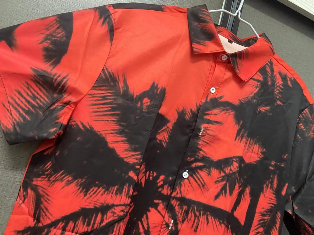 Man draagt trendy Kaikura heren overhemd met bloemenprint, ideaal voor festival of vakantie outfit.