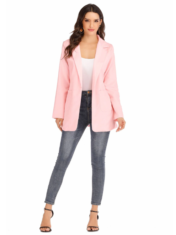De blazer open gedragen, over een top, voor een relaxte stijl.