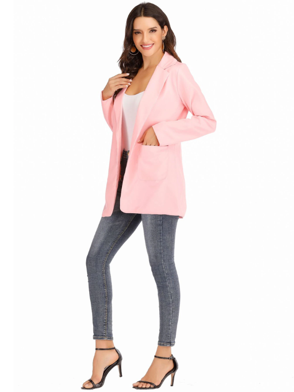 Slim-Fit Blazer Katie gecombineerd met een rok, voor een meer formele look.