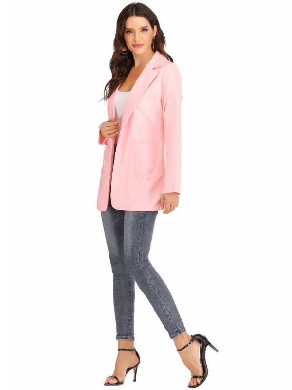 Model lacht en toont het comfort van de Slim-Fit Blazer Katie.