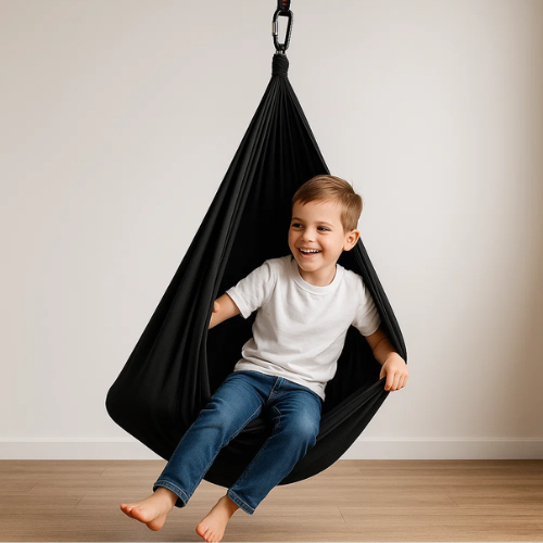 Kinderen ontspannen in deze sensorische therapie hangschommel van katoen, perfect voor binnenshuis speelgoed.