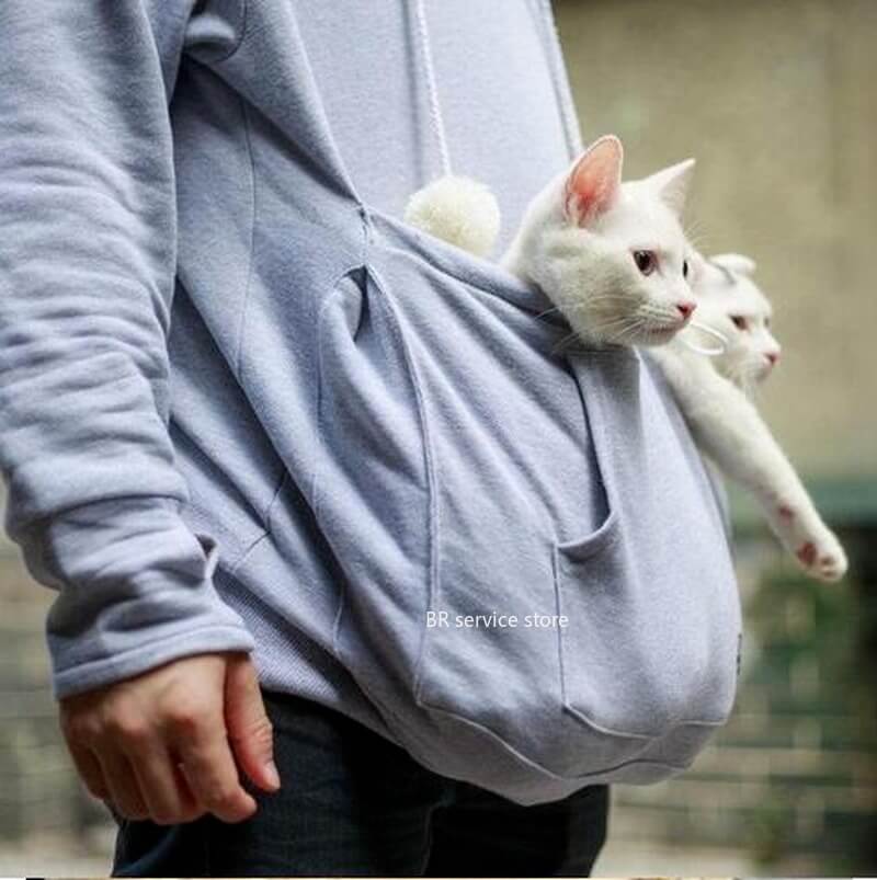 Detailfoto van de CozyPurr kattenzak hoodie, met een kat die comfortabel in de buidel rust. Zachte trui.