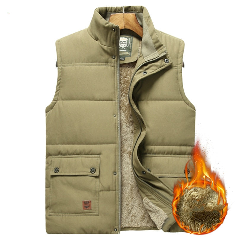 Man draagt KellysWarmer I bodywarmer tijdens outdoor activiteit, comfortabel en beschermend tegen water.