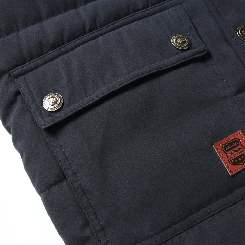 KellysWarmer I heren bodywarmer, toont bewegingsvrijheid en waterafstotende eigenschappen voor actief gebruik.