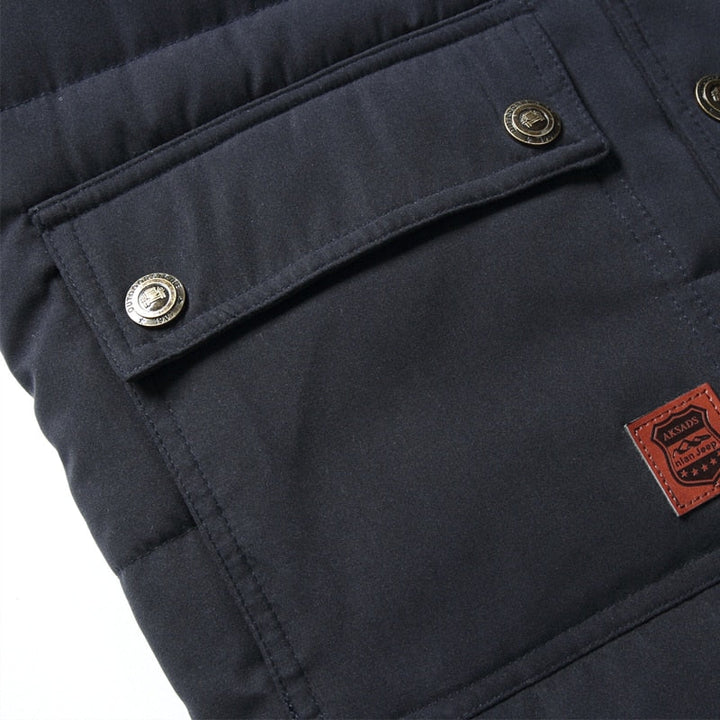KellysWarmer I heren bodywarmer, toont bewegingsvrijheid en waterafstotende eigenschappen voor actief gebruik.