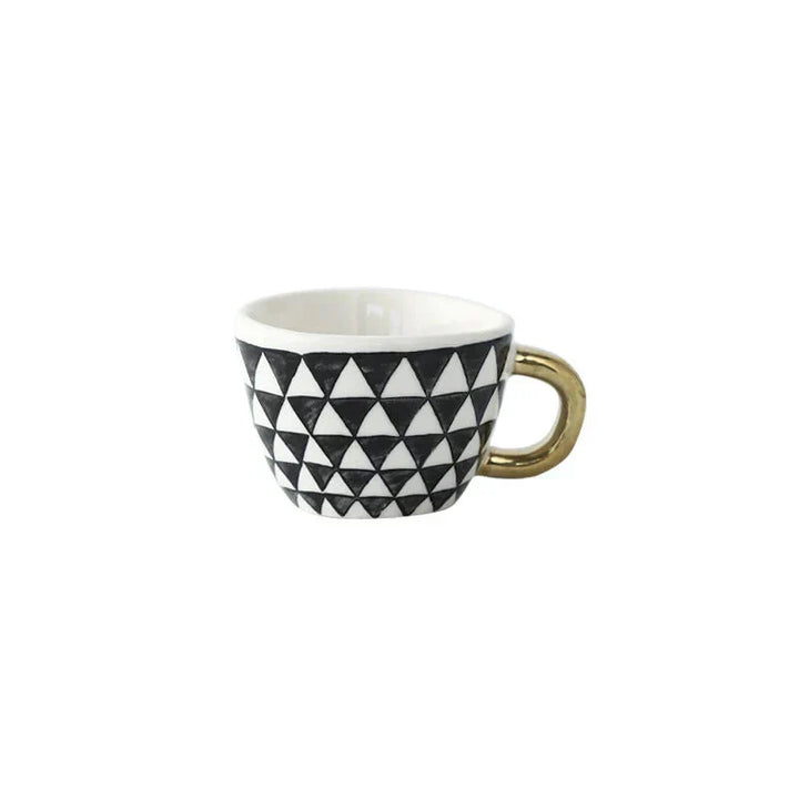 Essentieel keukenaccessoire: dit duurzame keramische espressokopje bewaart de warmte en het aroma van je koffie.