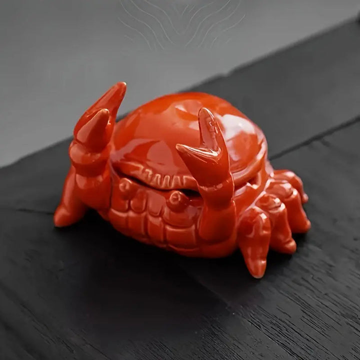 "Keramische krabasbak in krabvorm, uniek decoratief object voor interieur, gemaakt van duurzaam keramiek, speelse flair."