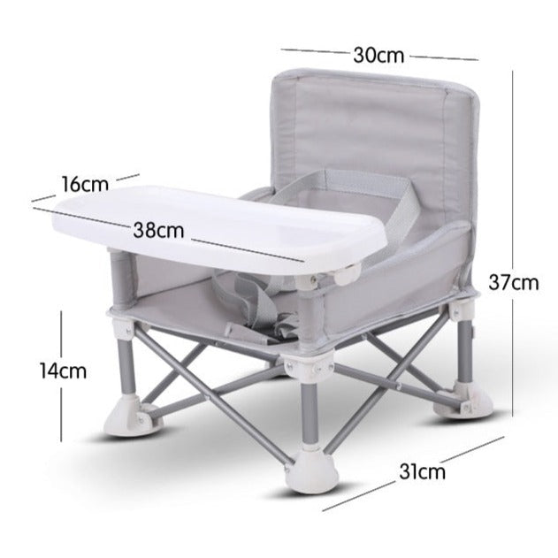 Compacte KiddieCamp kinderstoel voor camping en reizen. Eenvoudig opvouwbaar en draagbaar voor ouders.