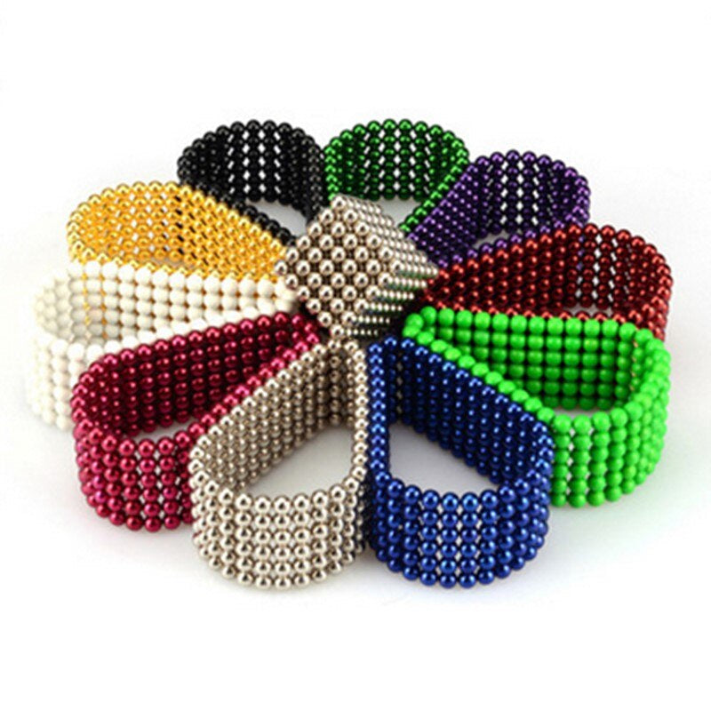 Detailopname van magnetische verbindingen tussen magneetballen, perfect voor constructiespeelgoed & ontwikkeling.