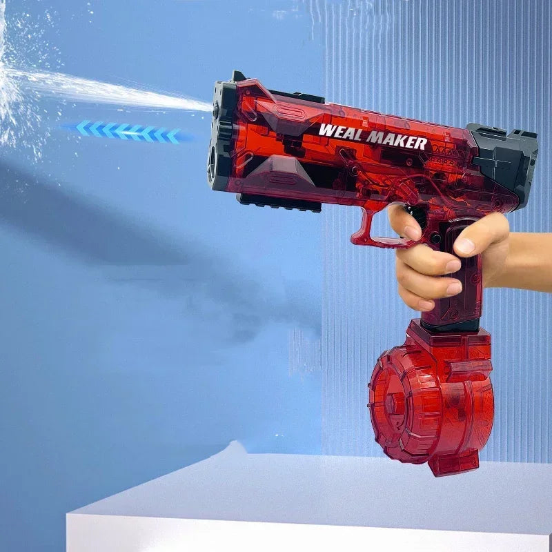 Blije kinderen spelen buiten met het automatische elektrische waterpistool. Perfect zomer speelgoed voor spetterpret.