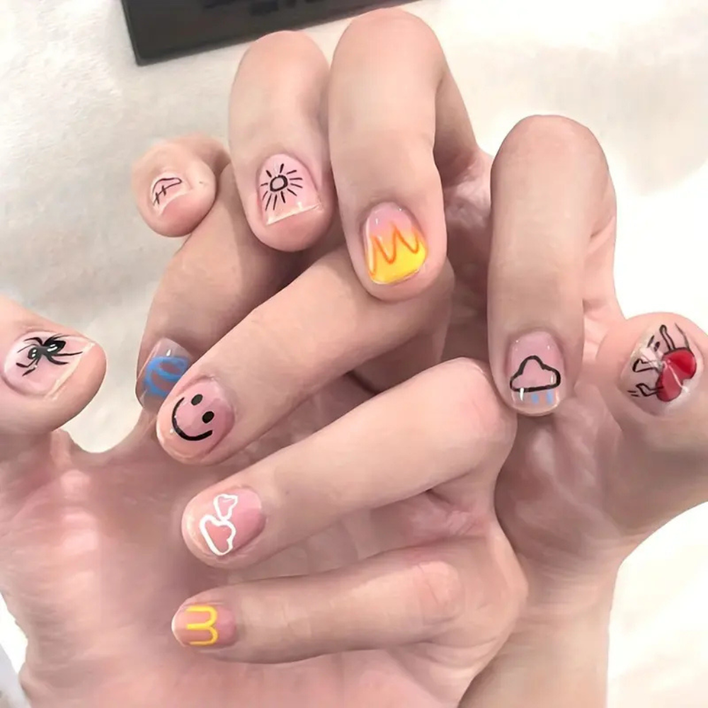 Meisje versiert nagels met kleurrijke kinder nagelkunst pennen. Ideaal cadeau voor feestjes.