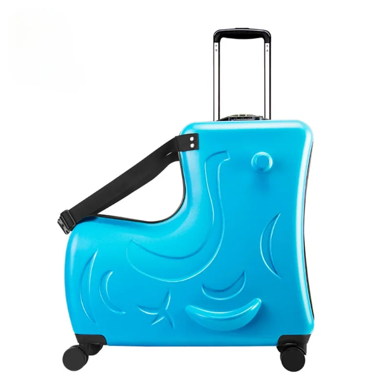 Kind speelt met rijdende pony koffer. Deze speelgoedkoffer is tevens veilige kinderbagage en reiskoffer voor op reis.