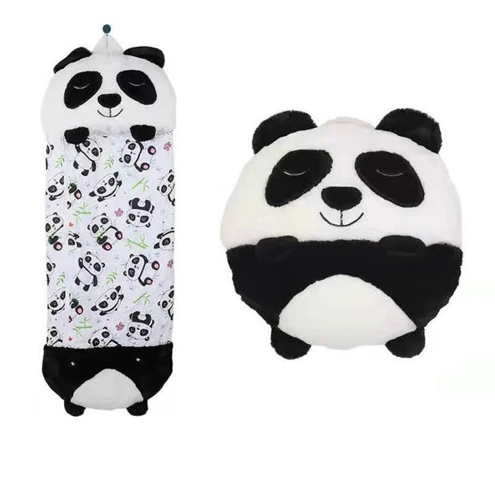 Blije kind knuffelt met zijn favoriete dierenknuffel slaapzak. Ideaal voor bedtijd en comfort.