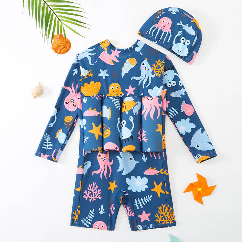 Blij kind draagt kleurrijk zwemvest, perfect voor veilig peuter zwemmen en waterplezier in de zon.