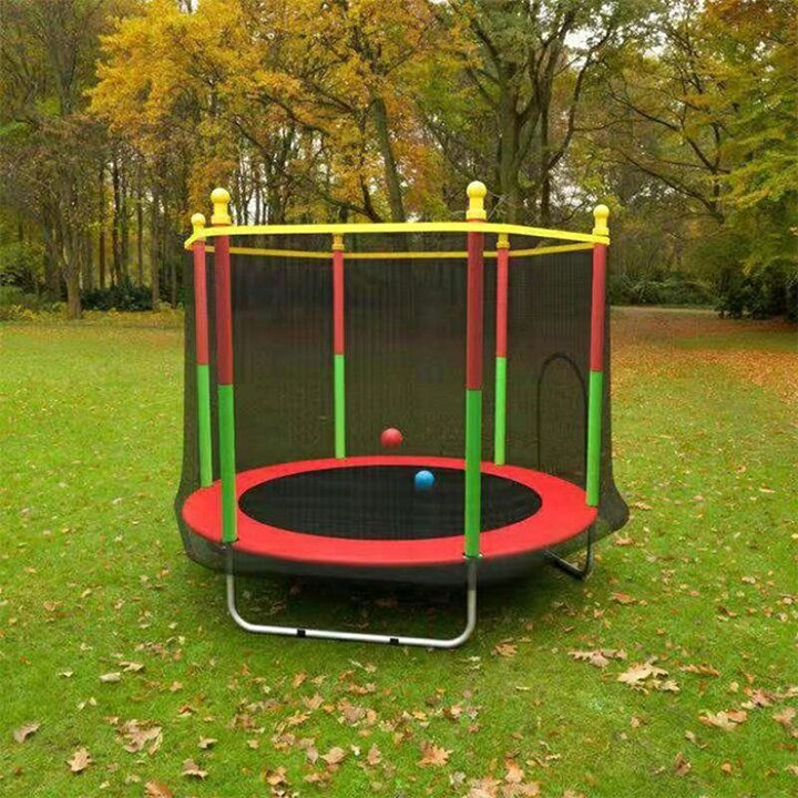Buitenspeelgoed: kindertrampoline met veiligheidsnet, stimuleert springen en plezier voor kinderen.