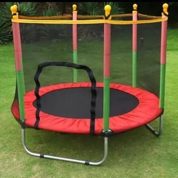 Actieve kinderen springen veilig op de Jumpie KidsTramp kindertrampoline met net in de tuin.