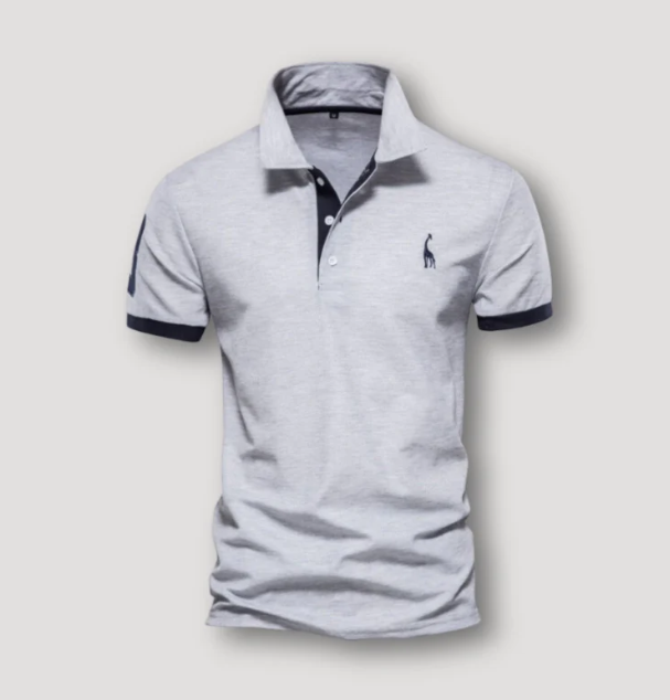 Man draagt een comfortabel heren polo shirt met korte mouwen, perfect voor een zomerse, elegante uitstraling.