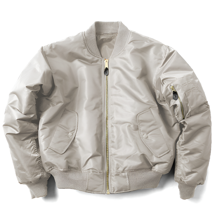 Unisex bomberjack gedragen door model, accentueert de comfortabele pasvorm en casual, tijdloze stijl.