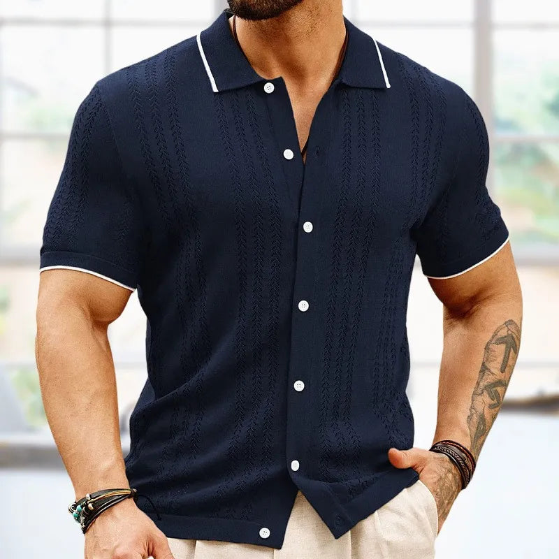Comfortabele en veelzijdige ademende gebreide heren polo in klassieke stijl voor lente en zomer.