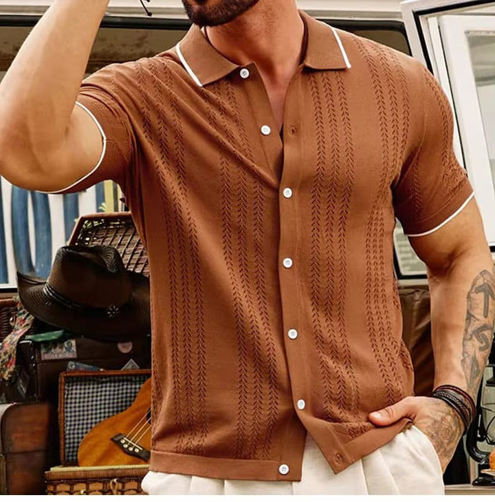 Herenmodel draagt klassieke gebreide katoenen polo met korte mouwen, perfect voor een zomerse casual look.